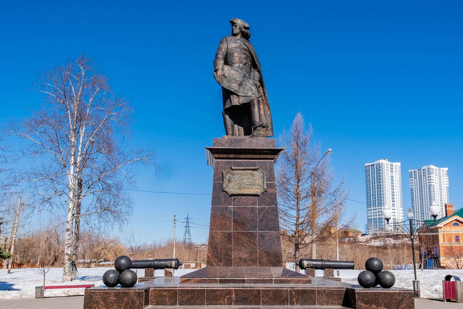 Н м пермь. Памятник Татищеву Пермь. Сквер Василия Татищева Пермь. Памятник в н Татищеву в Перми.