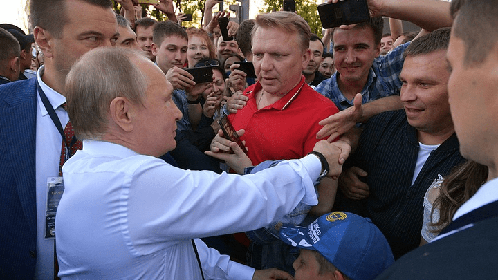 «Я его потрогала!»: реакция екатеринбуржцев на вышедшего к ним Путина в видео