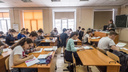 «Мобильника не должно быть на парте»: новосибирские учителя — о вреде телефонов в школах