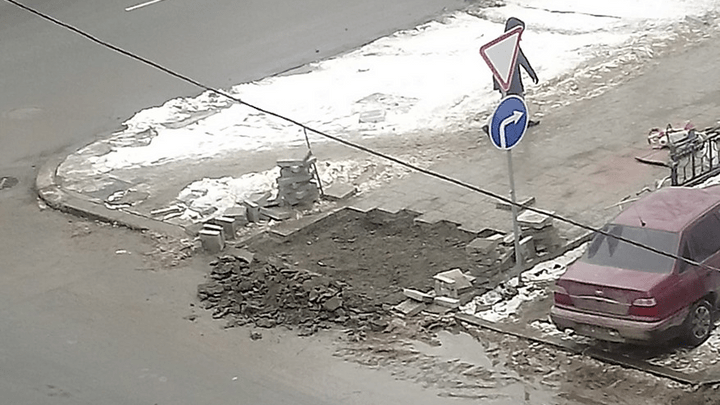 В центре Екатеринбурга начали снимать новую тротуарную плитку, которую уложили две недели назад