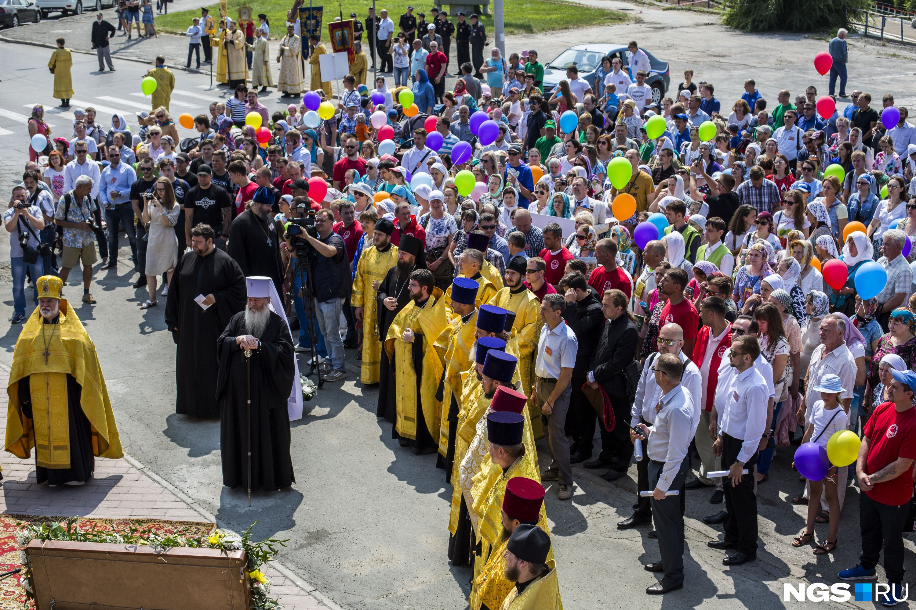На шествие у собора во имя Александра Невского собралось около 700 верующих