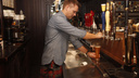 Новосибирский бизнесмен пришёл в бар, надел юбку и весь вечер наливал пиво посетителям