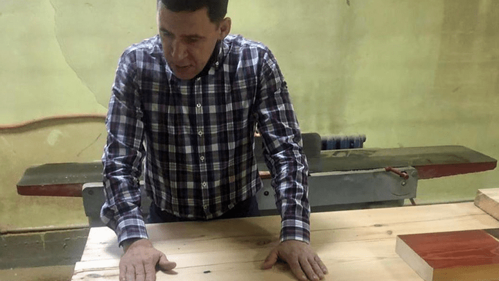 «Подарок с душой»: Евгений Куйвашев показал, как мастерит стол из столетних досок для своей мамы