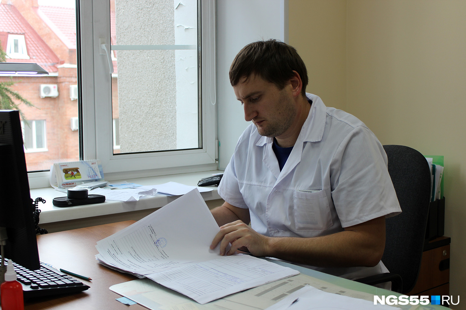 Врач наугад берёт из стопки карточку пациента — в ней написано об очередной жертве нарушений техники безопасности 