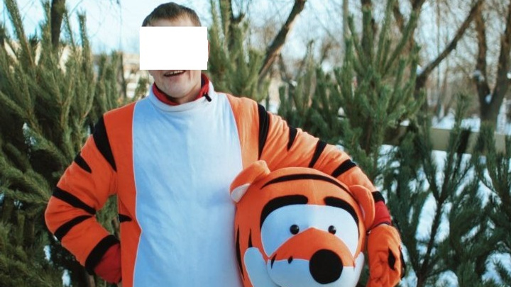«Работал, не покладая лап»: южноуральского должника по алиментам нашли на рынке в костюме тигра