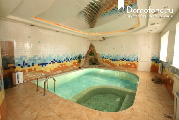 Очень необычно оформлен крытый бассейн: многоярусный потолок, причудливый рисунок из мозаики на стенах
