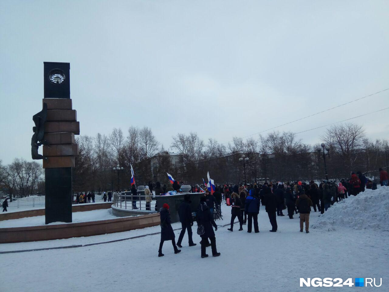 Митинг начался в 12 часов, на площади была аппаратура и микрофоны Митинг начался в 12 часов, на площади была аппаратура и микрофоны