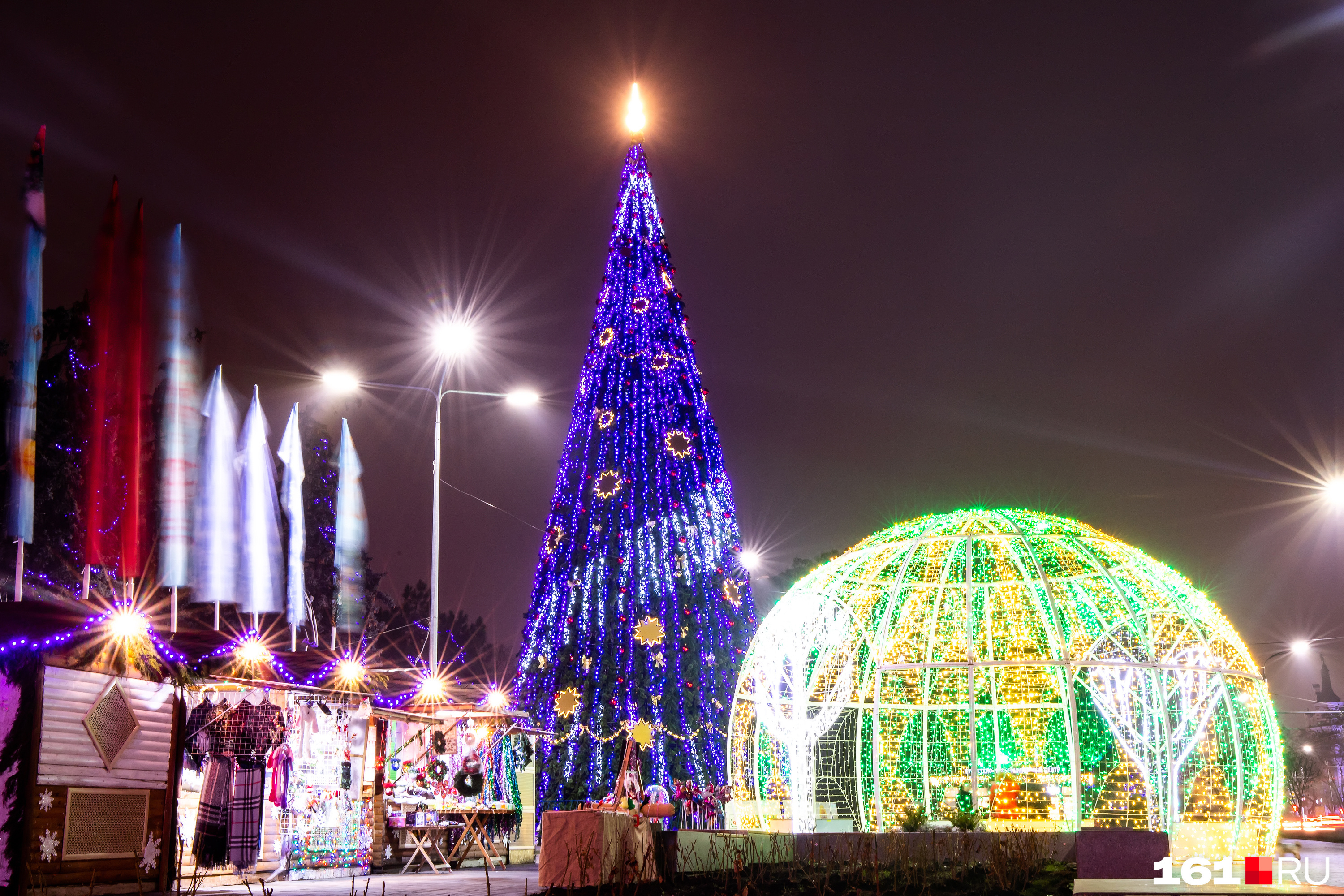 У входа в парк Горького развернули новогодний базар — главная елка города, конечно, здесь