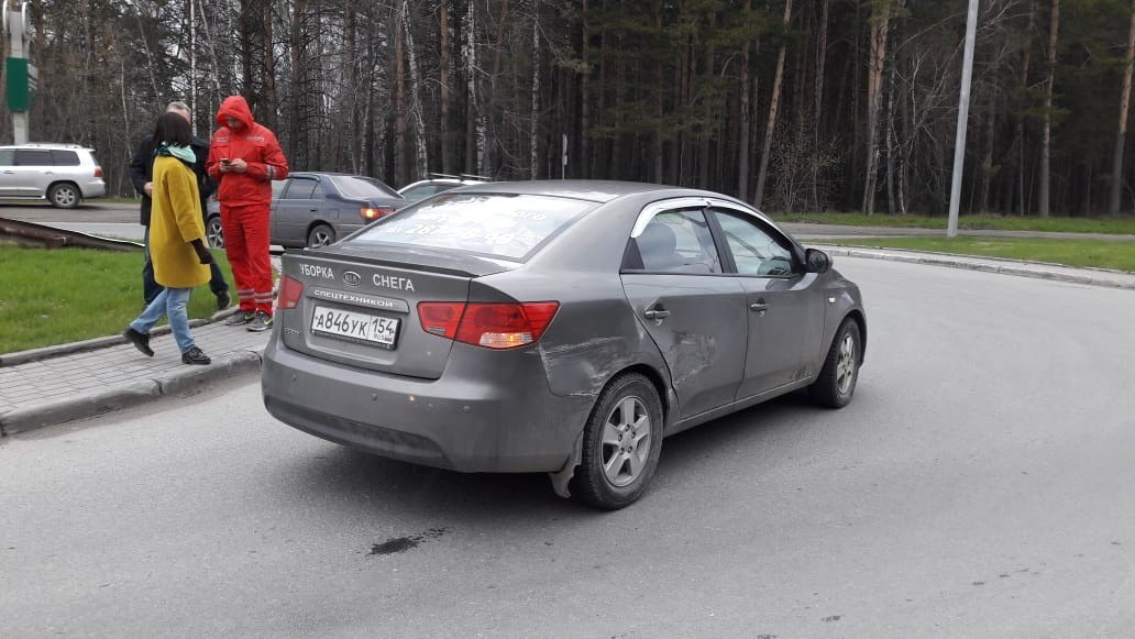 Удар пришелся в правое крыло и дверь KIA Удар пришелся в правое крыло и дверь KIA