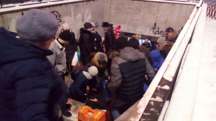 В Челябинске парень упал и потерял сознание на лестнице подземного перехода к площади Революции