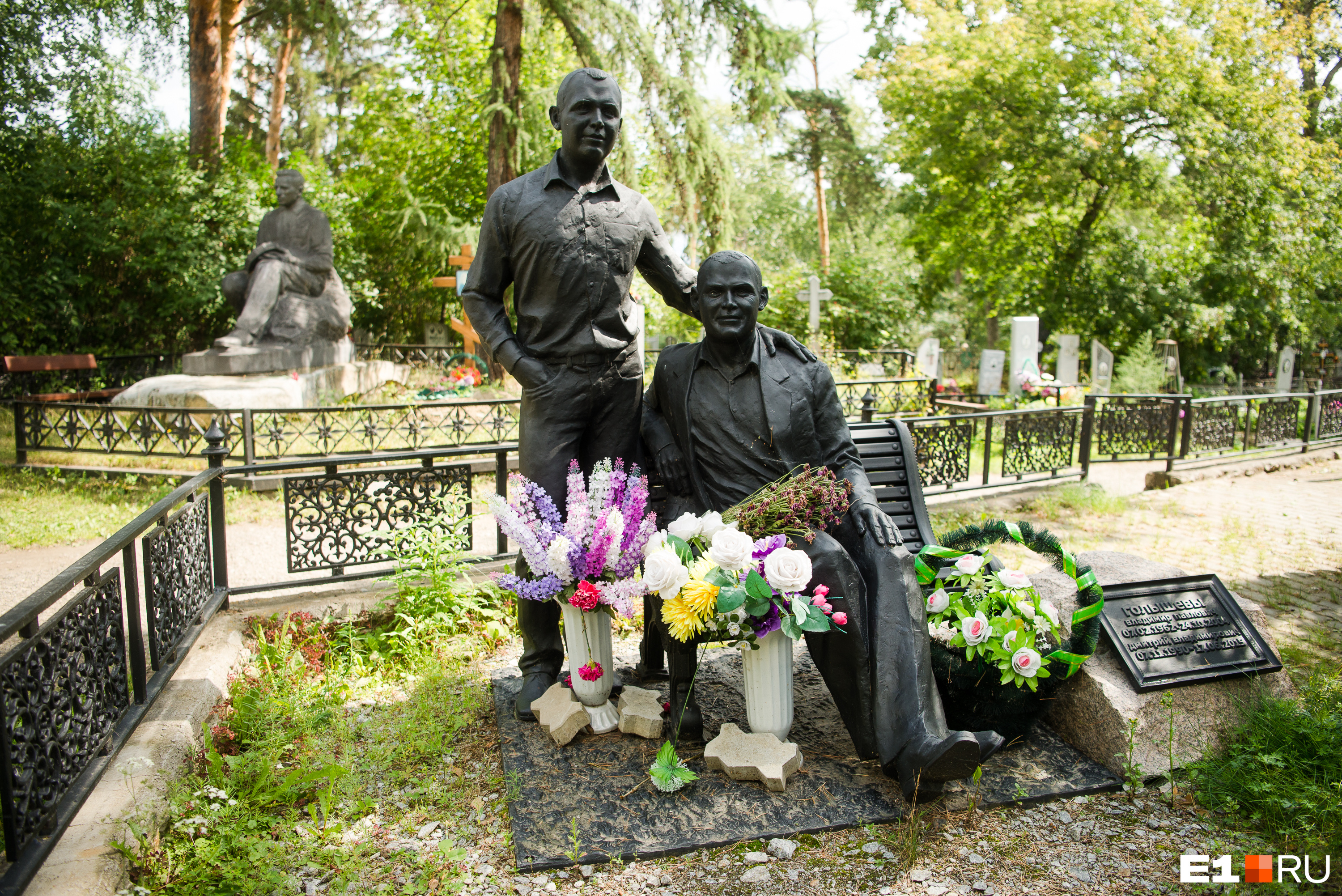 Эти памятники, хоть и похожи на другие, на кладбище появились не так давно Эти памятники, хоть и похожи на другие, на кладбище появились не так давно