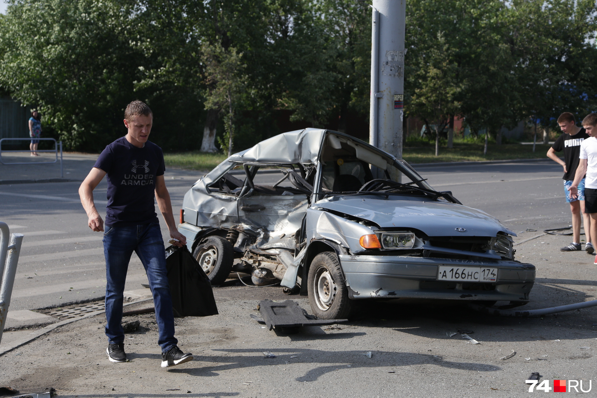Автомобиль ВАЗ замер только на тротуаре, врезавшись в столб Автомобиль ВАЗ замер только на тротуаре, врезавшись в столб