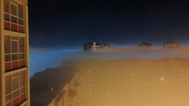 Красноярцы засняли висячий над крышами высоток в «Северном» туман. Разбираемся в природе явления