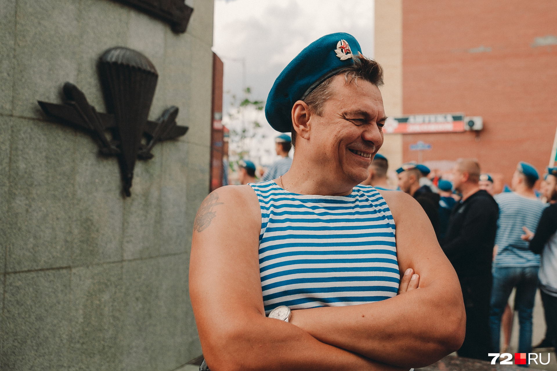 Почти все десантники говорят, что они не боялись своего первого прыжка с парашютом. Мужчины признаются, что просто не поняли его. Адреналин и кайф от полета в небе на нескольких километрах над землей они получали уже в последующих прыжках. Говорят, что даже лютой зимой после приземления становится жарко и душно Почти все десантники говорят, что они не боялись своего первого прыжка с парашютом. Мужчины признаются, что просто не поняли его. Адреналин и кайф от полета в небе на нескольких километрах над землей они получали уже в последующих прыжках. Говорят, что даже лютой зимой после приземления становится жарко и душно