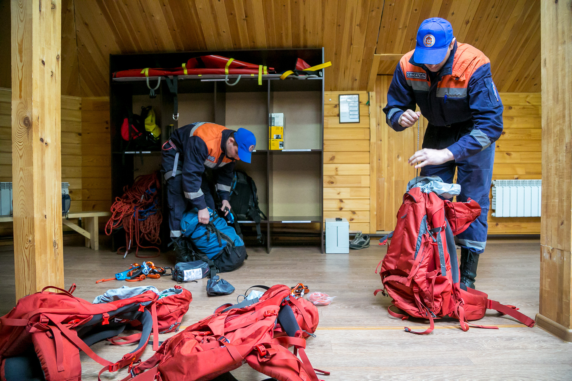 Перед патрулированием спасатели собирают альпинистское снаряжение