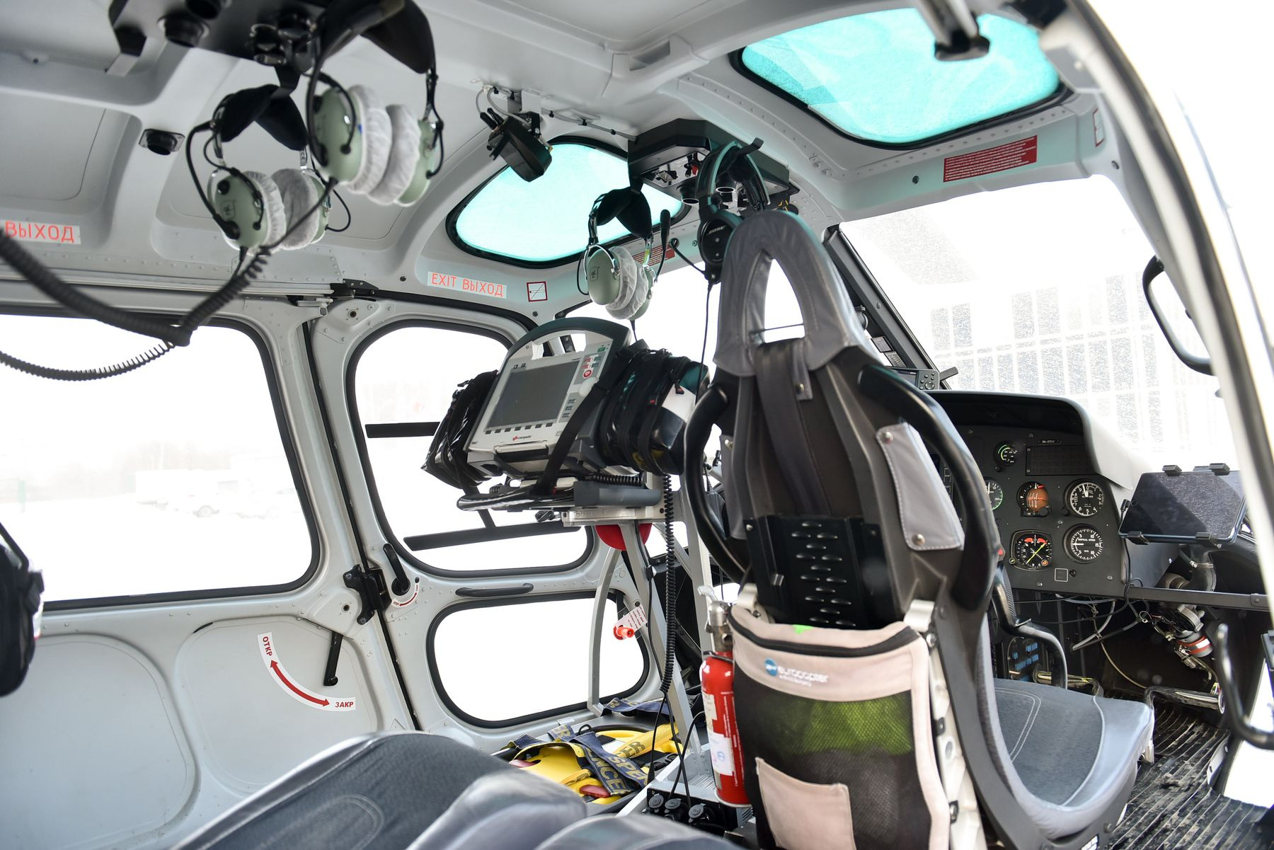 В вертолете есть все оборудование, чтобы следить за самочувствием пациента 