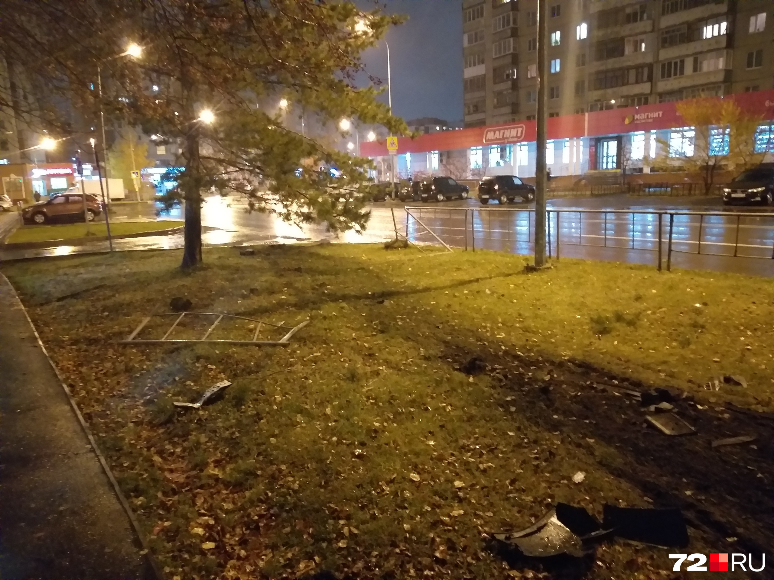 Мужчина на авто повредил ограждение на улице Моторостроителей и залетел на тротуар около одного из жилых домов Мужчина на авто повредил ограждение на улице Моторостроителей и залетел на тротуар около одного из жилых домов