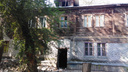 «Проснулись от страшного грохота»: в рассыпающемся доме на юге Волгограда обвалился кирпич
