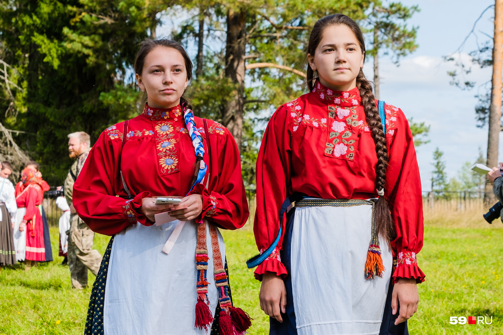 Участницы праздника в народных костюмах Участницы праздника в народных костюмах
