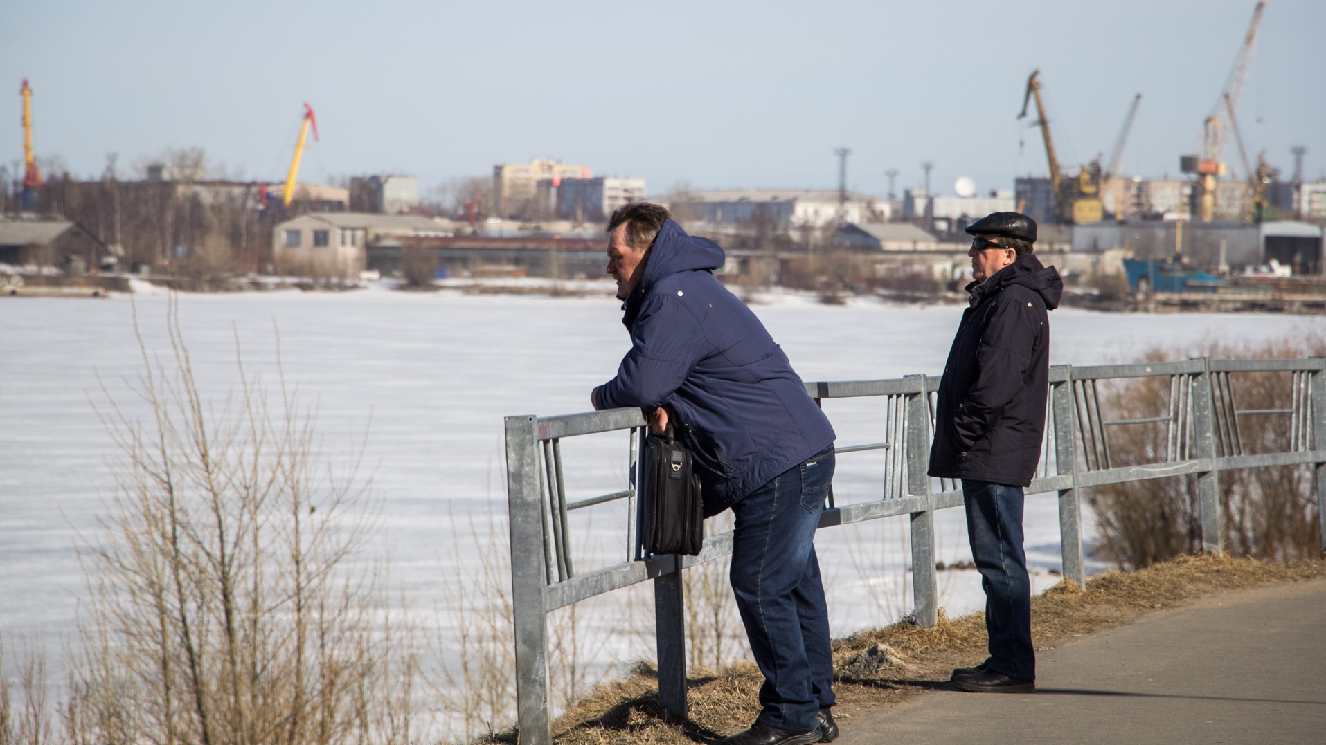Работа архангельск 29 ру последние. Город в котором хочется жить Архангельск. Картинки парень с набережной смотрит на воду.