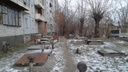Жители дома на Кутузова боятся несчастных случаев из-за подземелий рядом с детской площадкой