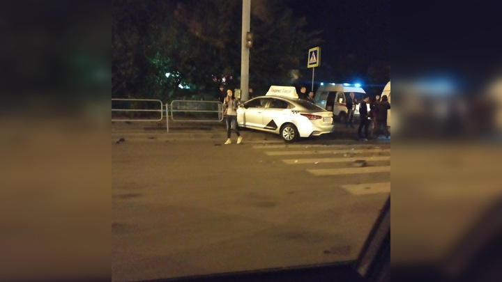 В Челябинске два такси не поделили перекресток: пострадал пассажир