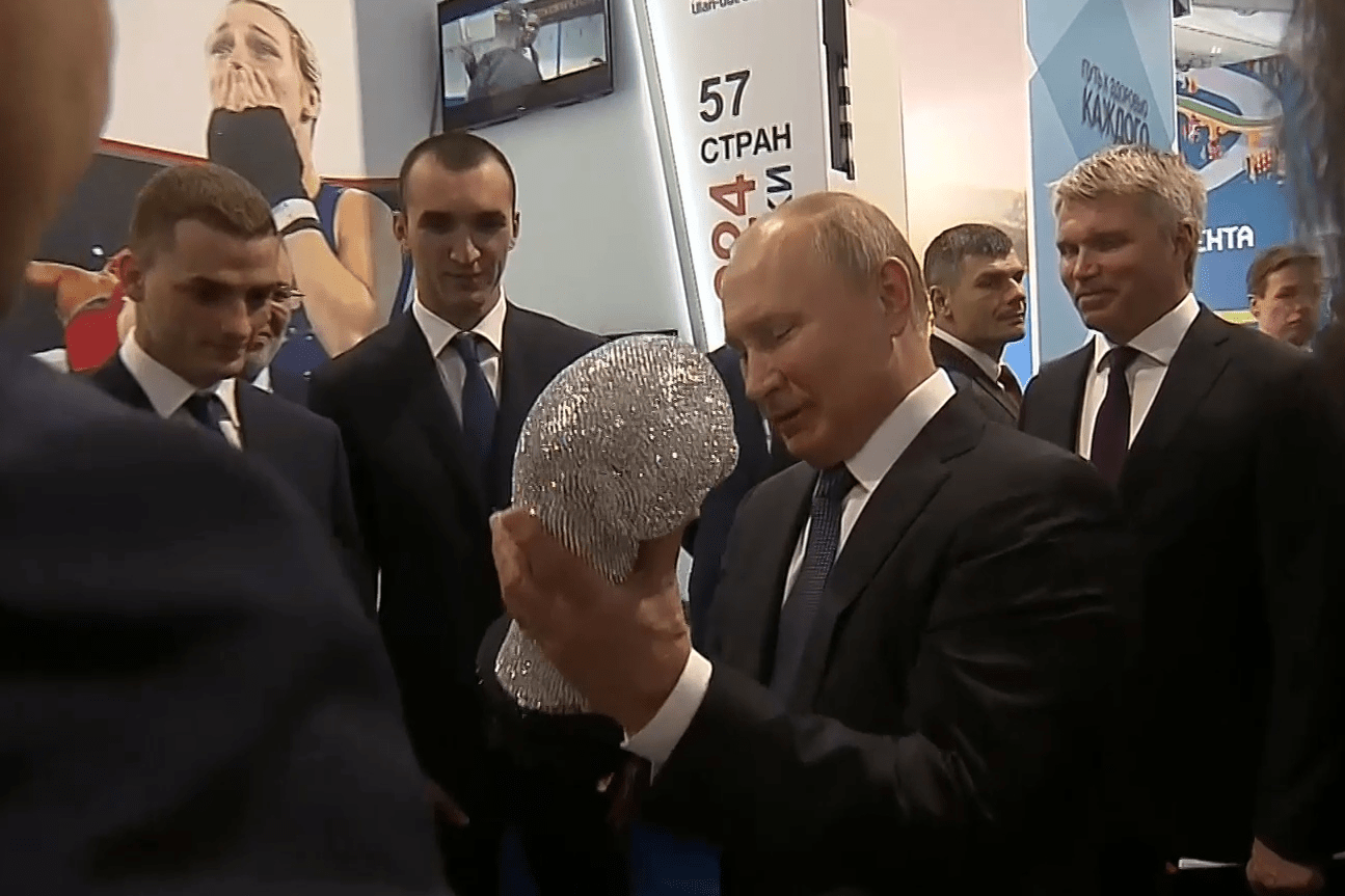 Путин в перчатках