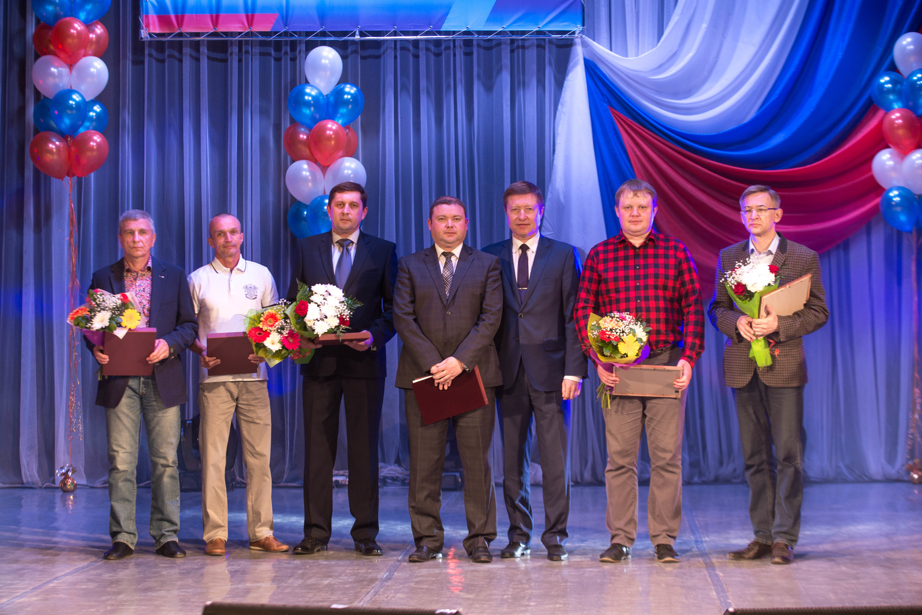 Генеральный директор АО «ГалоПолимер Пермь» Максим Шайбаков (в центре) вручает награды отличившимся сотрудникам предприятия