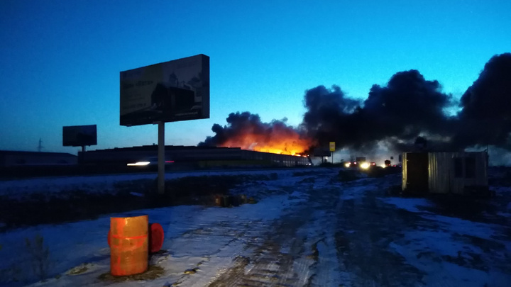 «Крыша вся в огне»: под Челябинском вспыхнул компрессорный завод