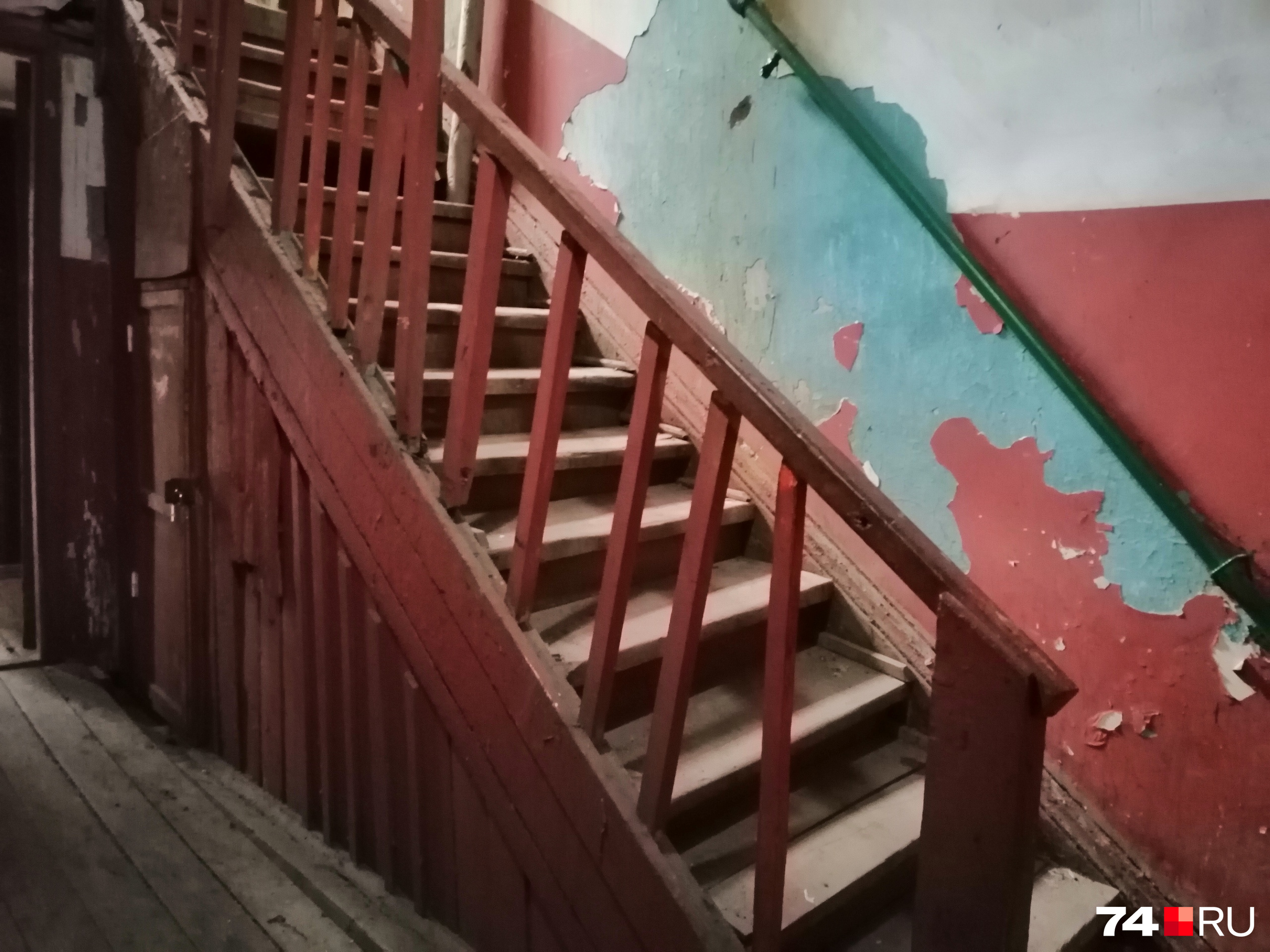 Так выглядит подъезд дома № 35 на Ереванской, подниматься по этой лестнице наверх даже страшно Так выглядит подъезд дома № 35 на Ереванской, подниматься по этой лестнице наверх даже страшно