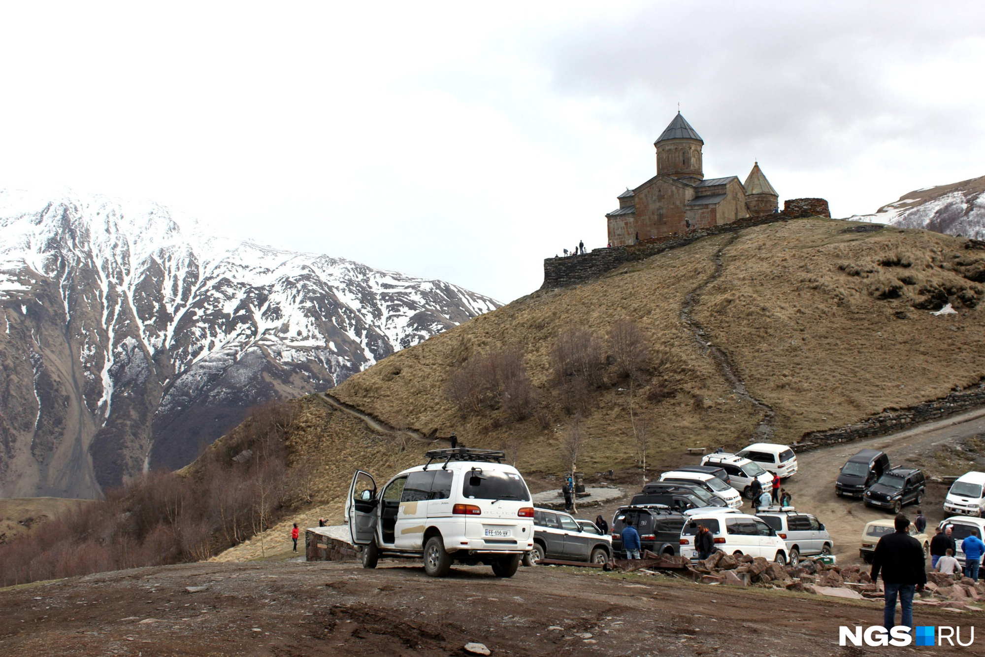 Троицкая церковь у подножия горы Казбек. Фото Стаса Соколова