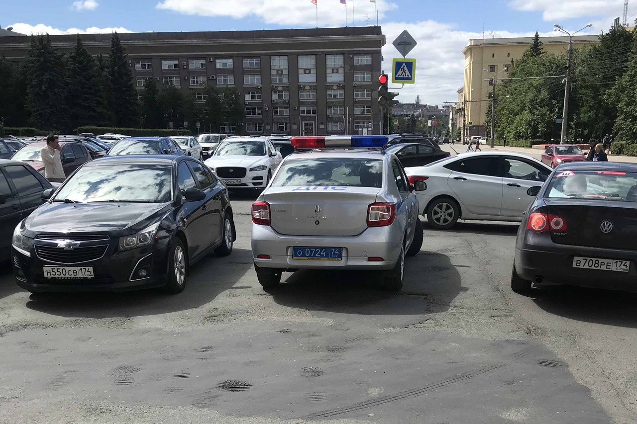 Не обошлось и без автомобиля ГИБДД: на снимке это не совсем очевидно, но машина стоит одновременно и на переходе вдоль улицы Тимирязева, и на перекрёстке (он обозначен знаками приоритета). Правда, из фотографии не вполне понятно, включены ли проблесковые маячки, которые допускают при выполнении задания отступать от ряда требований ПДД, включая правила остановки и стоянки Не обошлось и без автомобиля ГИБДД: на снимке это не совсем очевидно, но машина стоит одновременно и на переходе вдоль улицы Тимирязева, и на перекрёстке (он обозначен знаками приоритета). Правда, из фотографии не вполне понятно, включены ли проблесковые маячки, которые допускают при выполнении задания отступать от ряда требований ПДД, включая правила остановки и стоянки