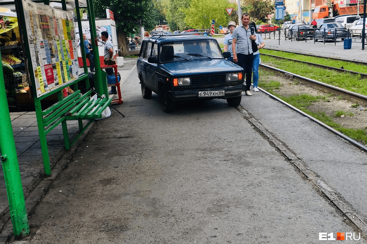 Ставят машины на тротуар. Аварии с участием ВАЗ 2107. ДТП на Волгоградском проспекте.