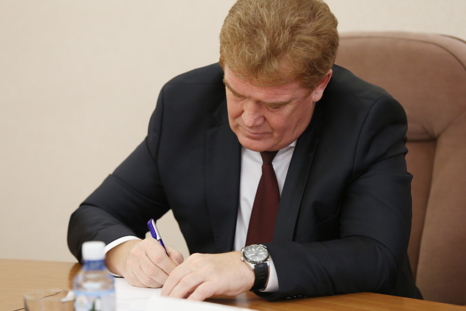 Мэр Владимир Елистратов задал подчинённым массу вопросов об уборке города, но внятных ответов не получил Мэр Владимир Елистратов задал подчинённым массу вопросов об уборке города, но внятных ответов не получил