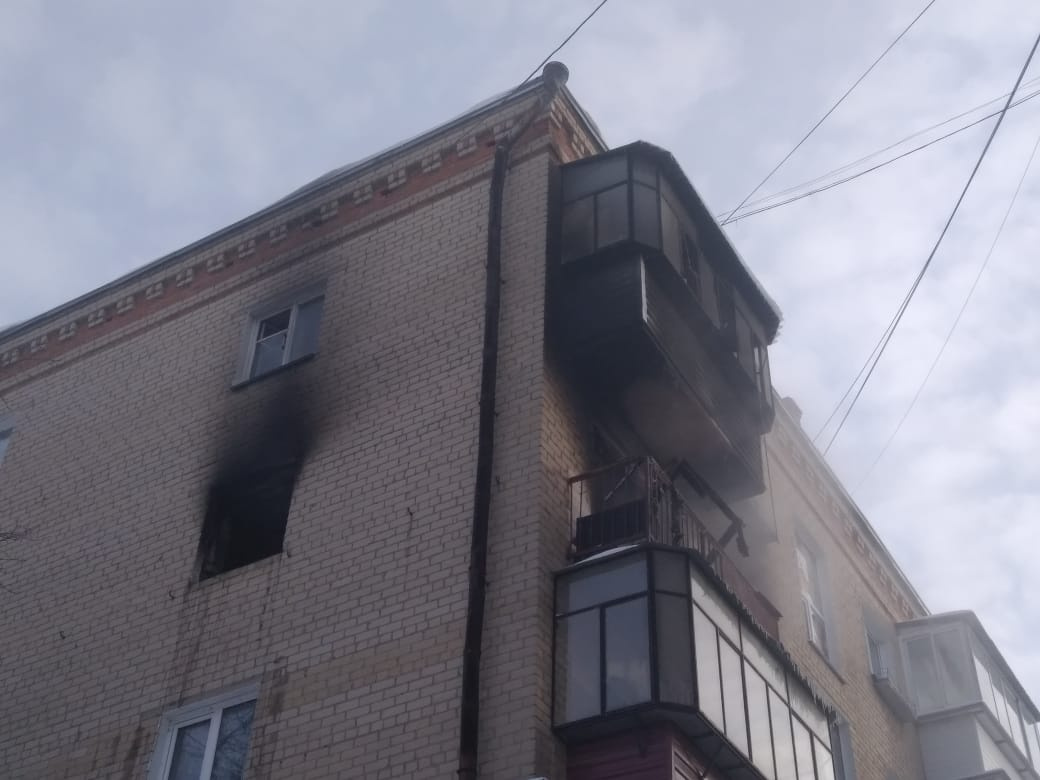 Квартиры этажами ниже горевшей залило при тушении возгорания
