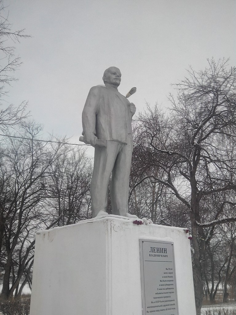 Возрожденный памятник Ленину у ДК ЛМЗ