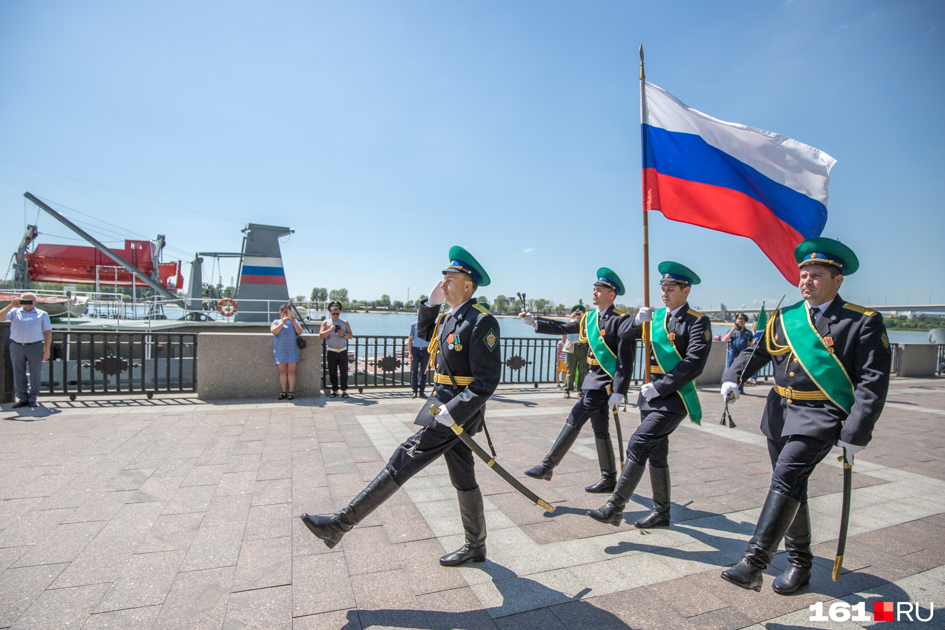 Пограничники торжественно пронесли флаг России и знамя Пограничники торжественно пронесли флаг России и знамя