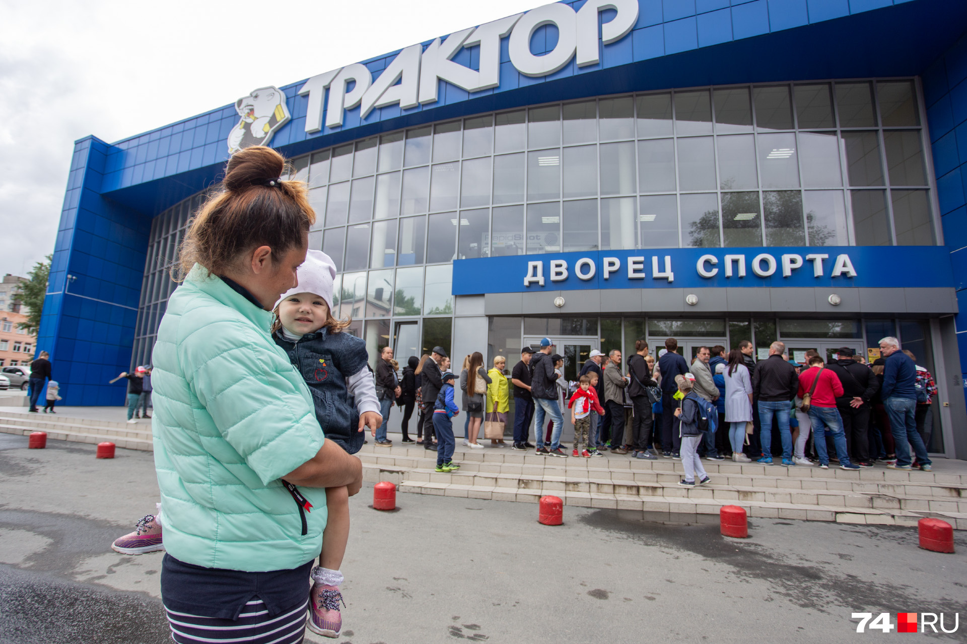 На встречу собрались не только из Челябинска: эта семья приехала из Копейска, старший брат малышки тоже занимается хоккеем