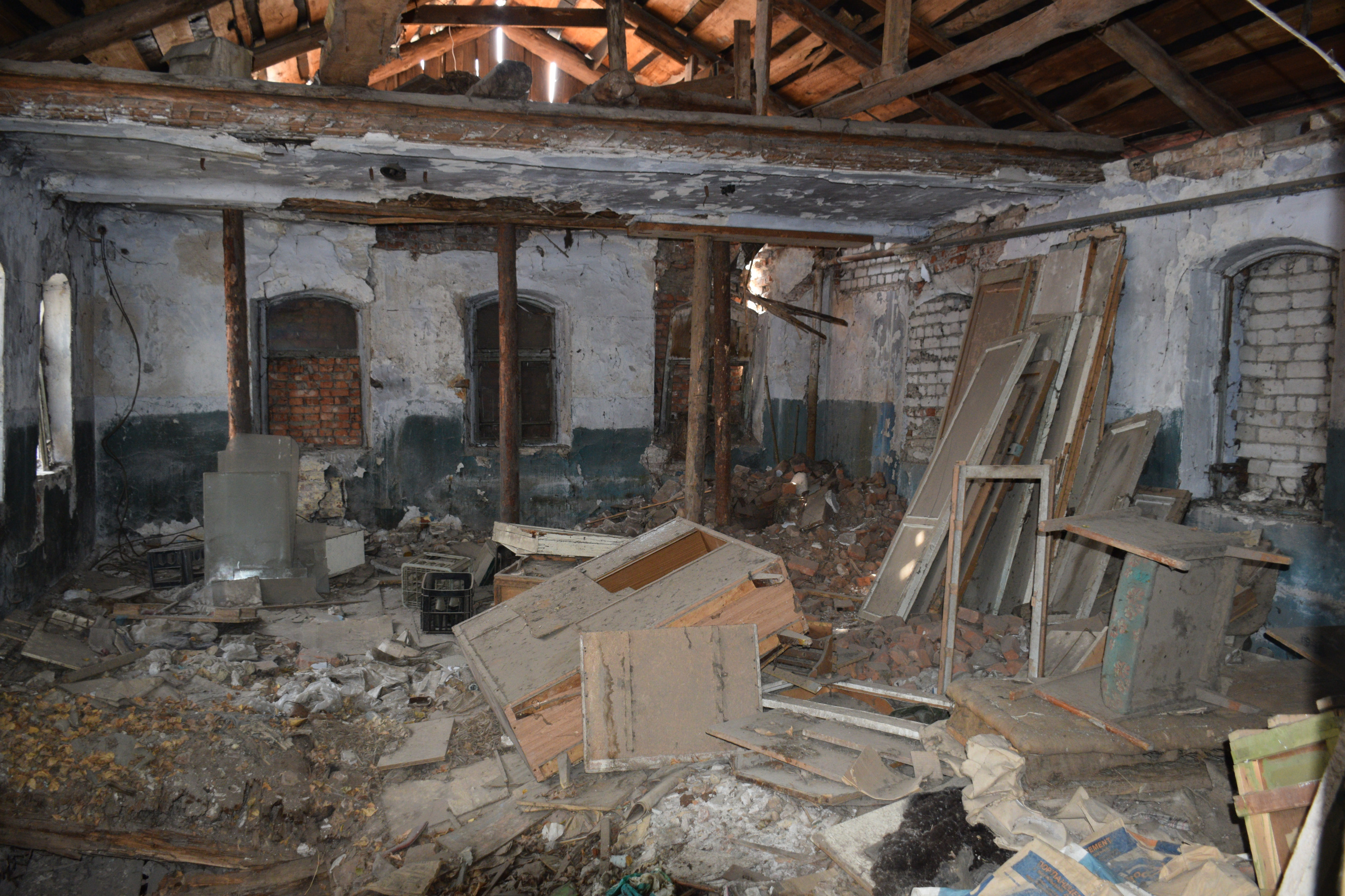 Часть перекрытия ушла на растопку, три четверти дома давно были непригодны для проживания