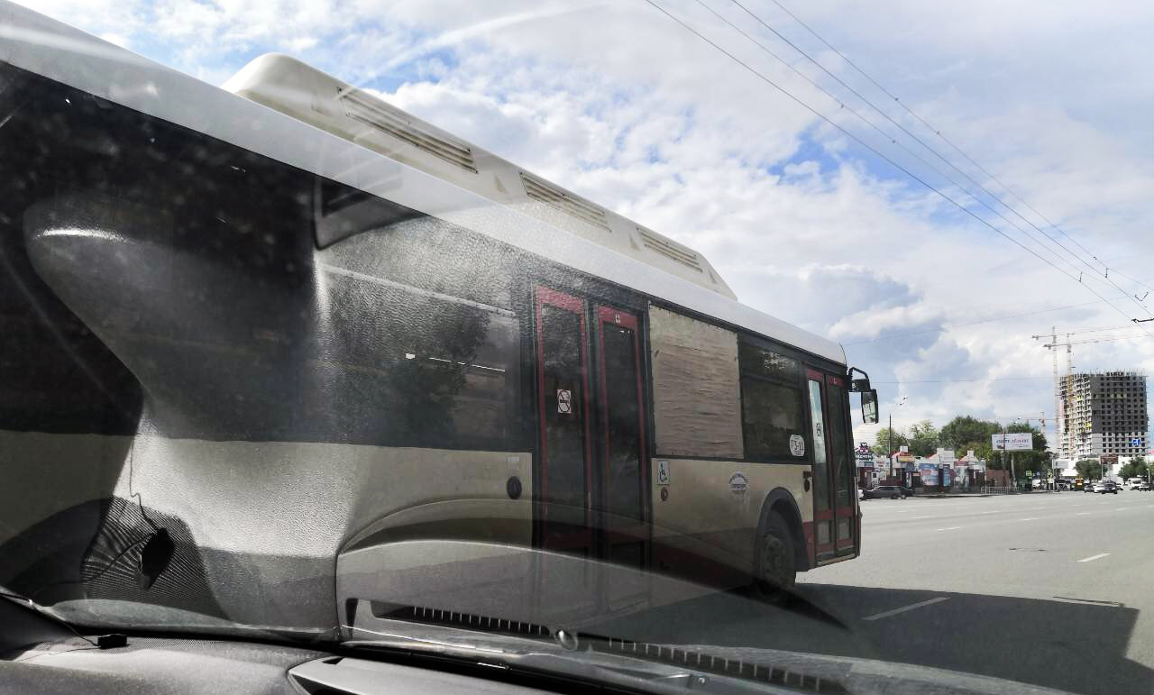 Автобус с фанерой вместо стекла работает на маршруте «Автобусный парк — Железнодорожный вокзал»