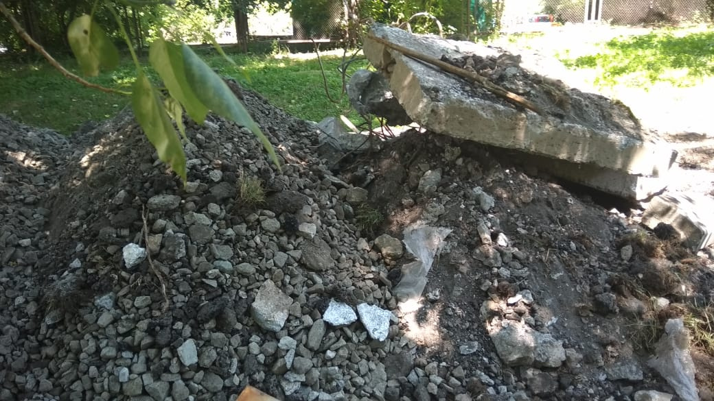 «Засыпали мусором и назвали это благоустройством». Двор в Екатеринбурге завалили кусками бетона