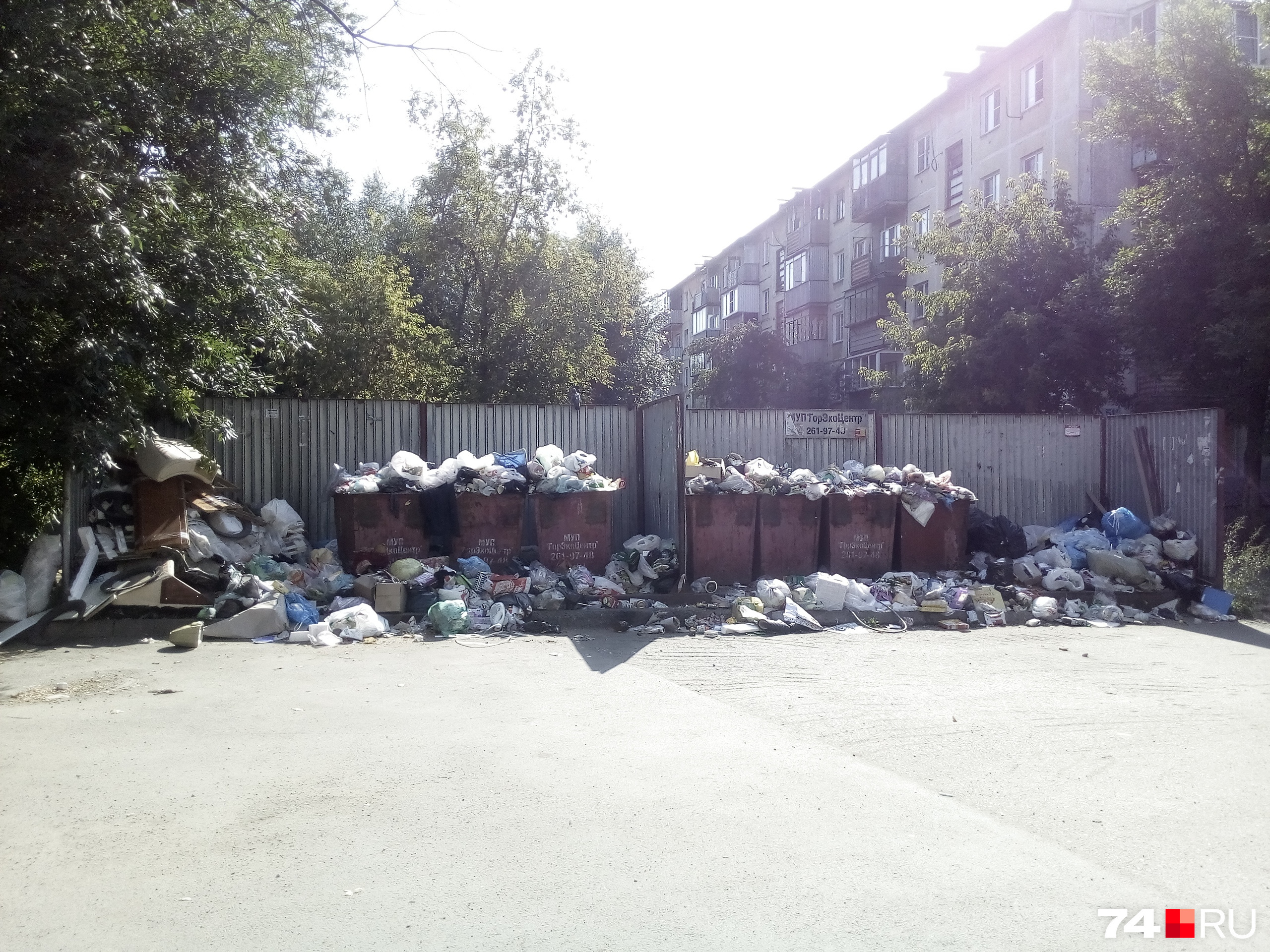 По словам жителей дома № 51 по шоссе Металлургов, у них горы мусора лежат под окнами уже две недели