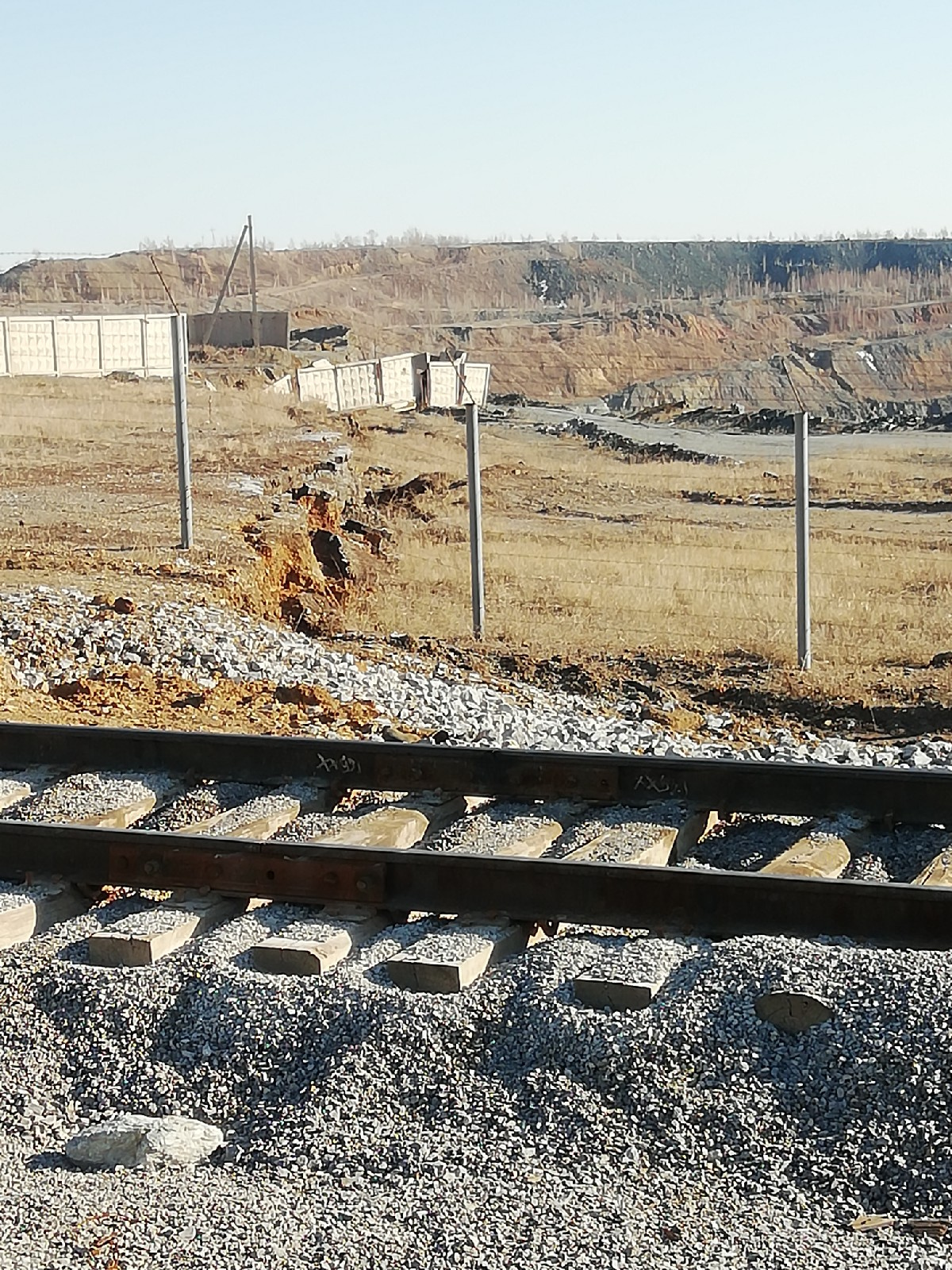 Трещина в карьере. Разломы в Башкирии. Сход борта в угольном карьере. Уфимский разлом.