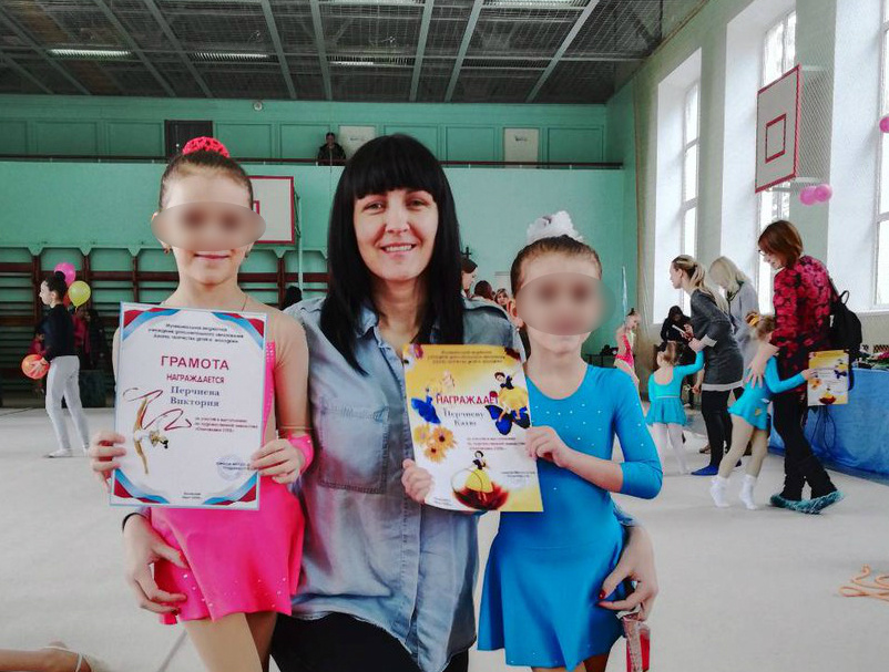 Вика и Катя занимались гимнастикой Вика и Катя занимались гимнастикой