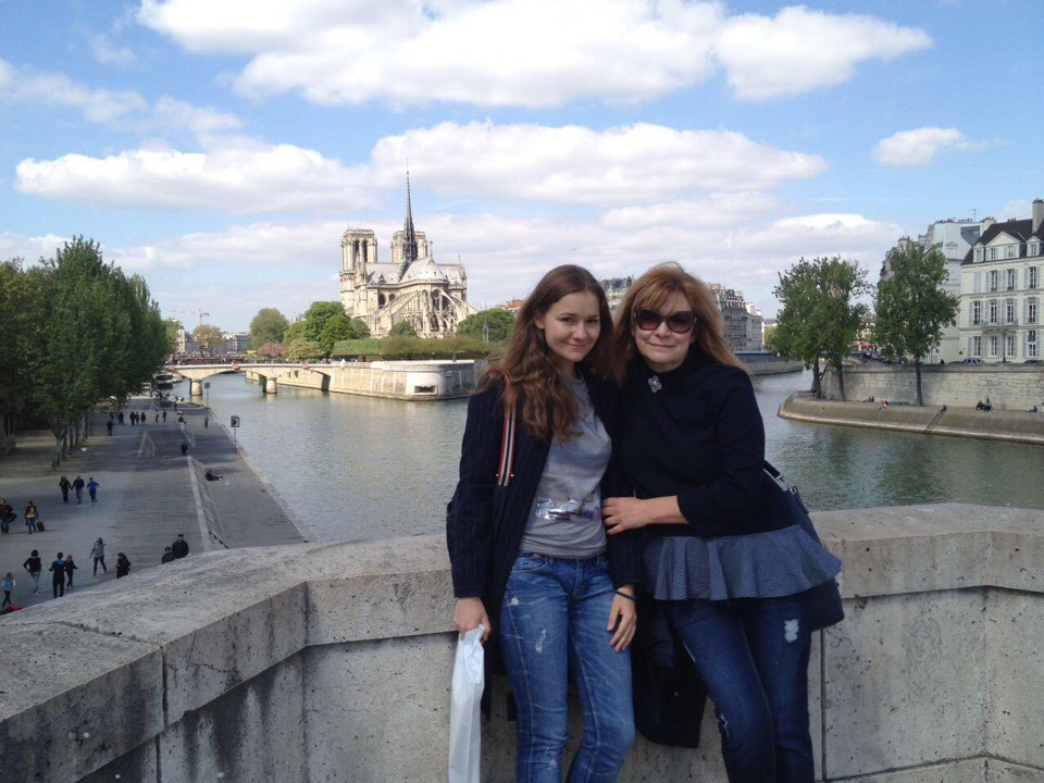 Марианна с мамой на фоне собора Парижской Богоматери