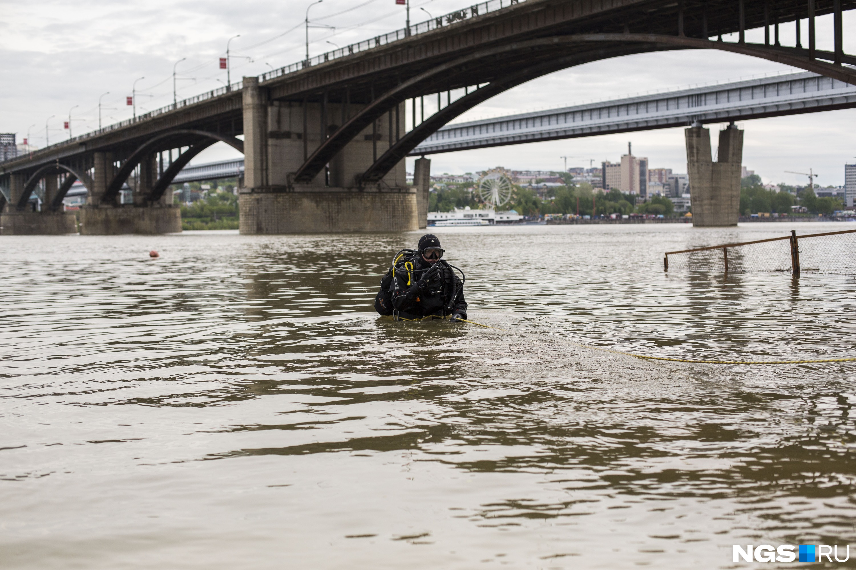 Вода в Оби сегодня прохладная, а видимость не превышает 30 сантиметров