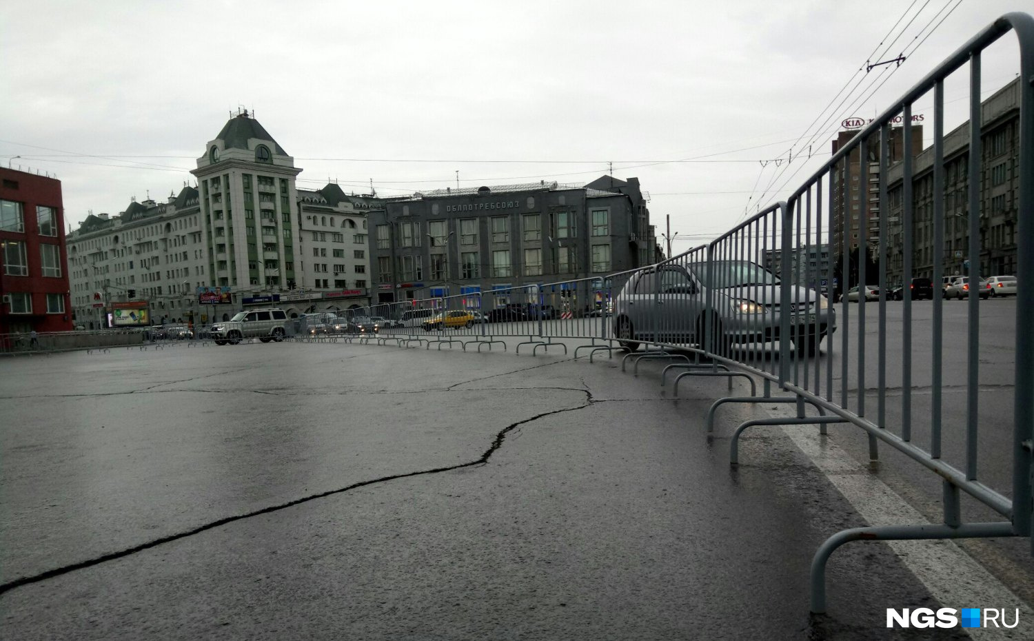 Парковку на площади Ленина обнесли забором