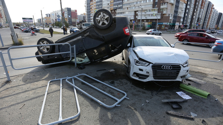 Дамы не разъехались: Jeep опрокинулся на крышу после столкновения с Audi на северо-западе Челябинска