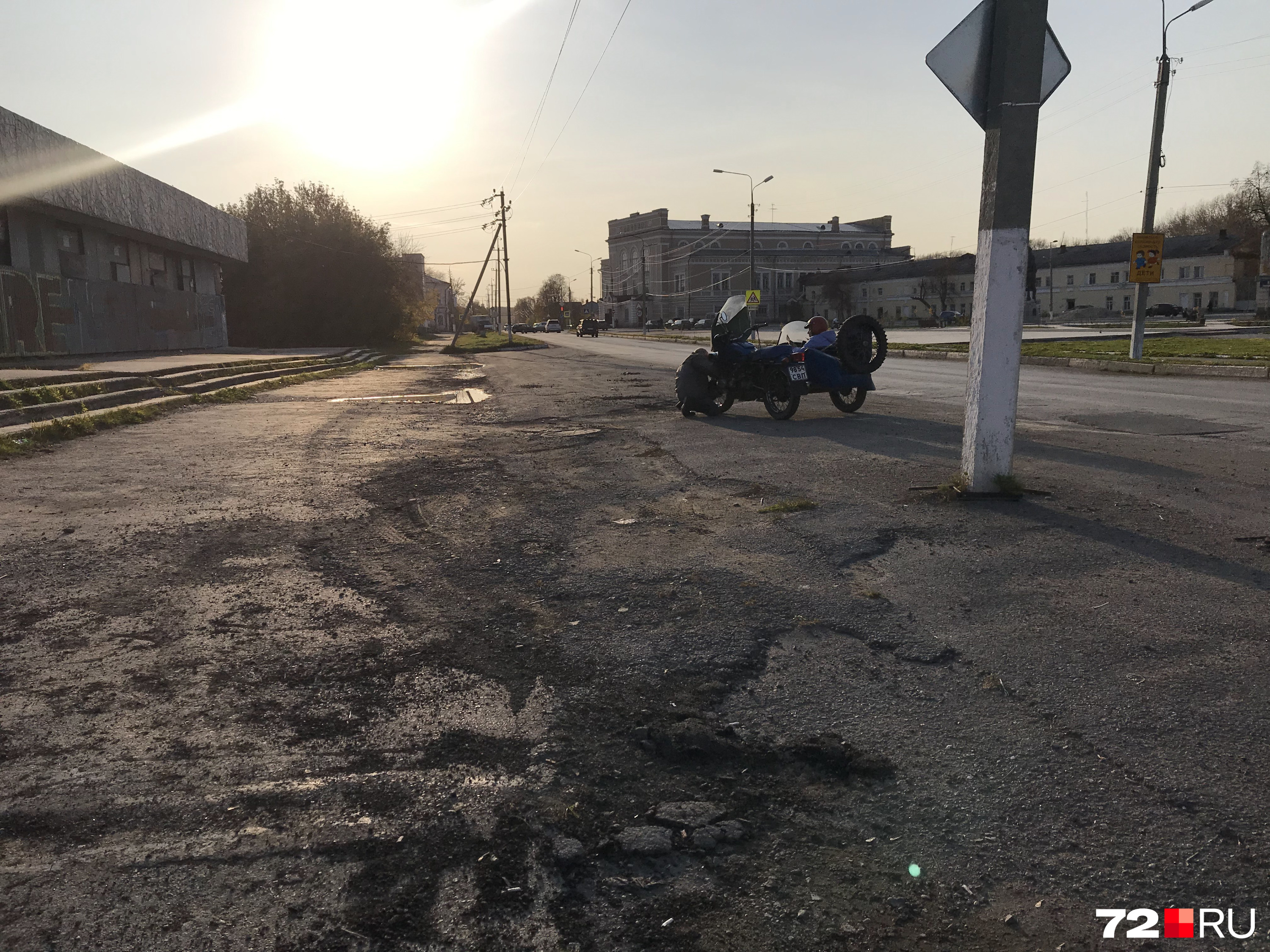 Сейчас мотоциклы «Урал» по цене сравнятся с первым взносом за квартиру в Тюмени. А когда-то на них ездили многие местные жители. Сейчас легендарный транспорт встречается на улицах Ирбита куда реже Сейчас мотоциклы «Урал» по цене сравнятся с первым взносом за квартиру в Тюмени. А когда-то на них ездили многие местные жители. Сейчас легендарный транспорт встречается на улицах Ирбита куда реже