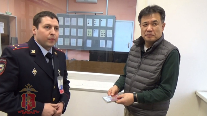 Сознательный таксист вернул забытую сумку с паспортом туристу из Японии